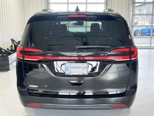 Diamond Black Crystal Pearlcoat 2025 Chrysler Pacifica Limited