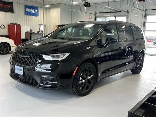 Diamond Black Crystal Pearlcoat 2025 Chrysler Pacifica Limited