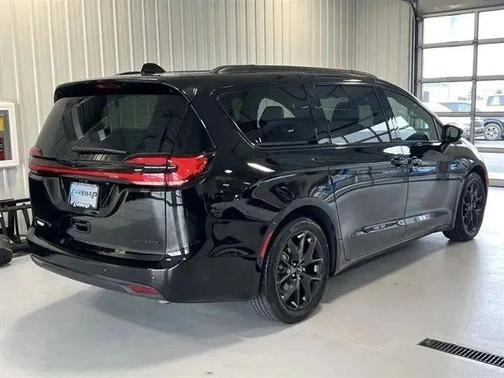 Diamond Black Crystal Pearlcoat 2025 Chrysler Pacifica Limited