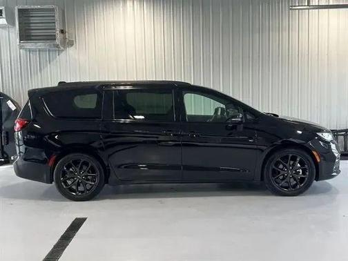 Diamond Black Crystal Pearlcoat 2025 Chrysler Pacifica Limited