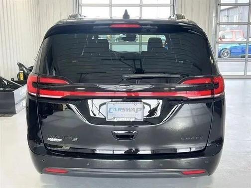 Diamond Black Crystal Pearlcoat 2025 Chrysler Pacifica Limited
