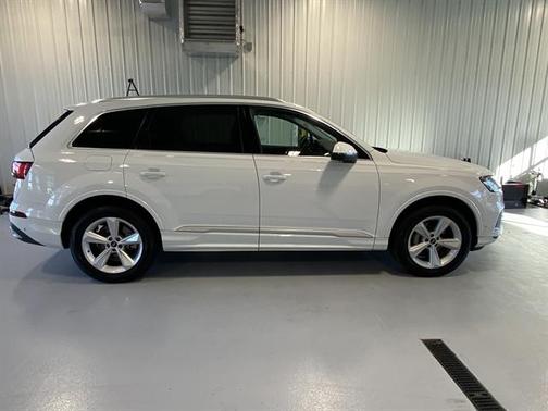 2024 Audi Q7 45 Premium Plus