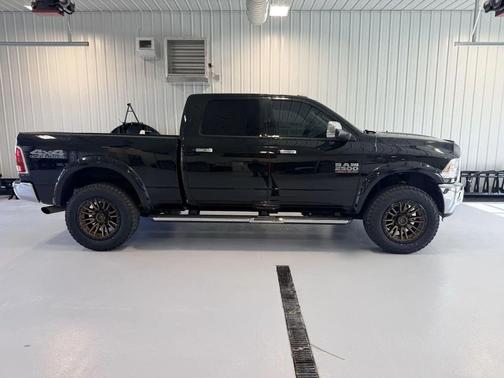Brilliant Black Crystal Pearlcoat 2017 RAM 2500 Laramie Crew Cab 4x4 6'4' Box