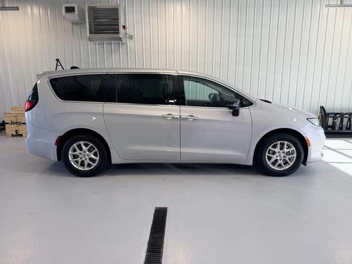 Silver Mist Clearcoat 2024 Chrysler Pacifica Touring L