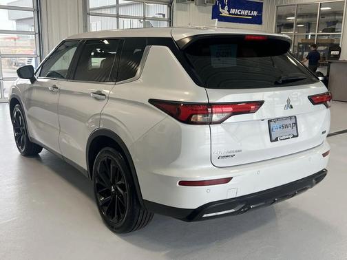 White Diamond 2024 Mitsubishi Outlander SE S-AWC
