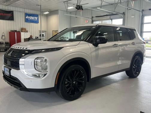 White Diamond 2024 Mitsubishi Outlander SE S-AWC