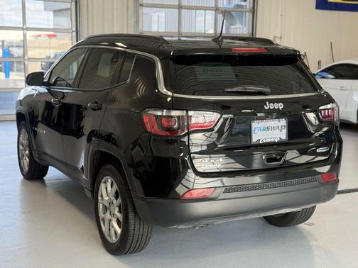 Diamond Black Crystal Pearlcoat 2024 Jeep Compass Latitude Lux