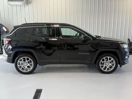 Diamond Black Crystal Pearlcoat 2024 Jeep Compass Latitude Lux