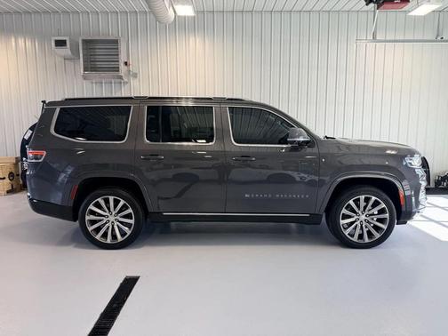 Diamond Black Crystal Pearlcoat 2022 Jeep Grand Wagoneer Series II 4x4