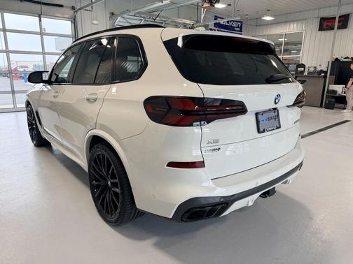 Alpine White 2024 BMW X5 M60i