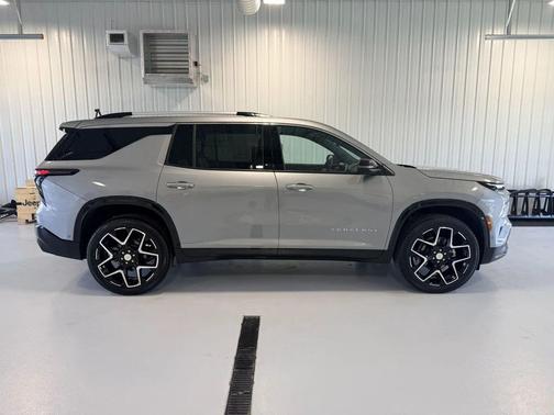 Sterling Gray Metallic 2025 Chevrolet Traverse High Country