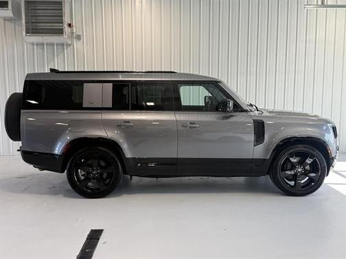 2024 Land Rover Defender 130 P400 X-Dynamic SE