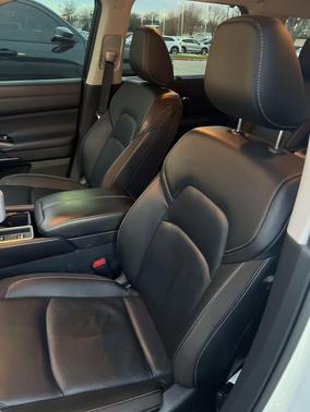 2023 Nissan Pathfinder SL FWD