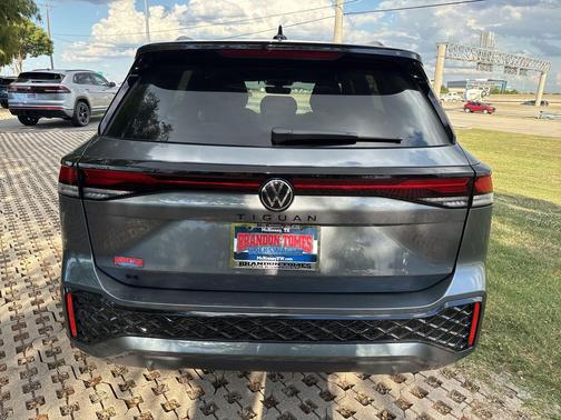 2025 Volkswagen Tiguan 2.0T SE R-Line Black