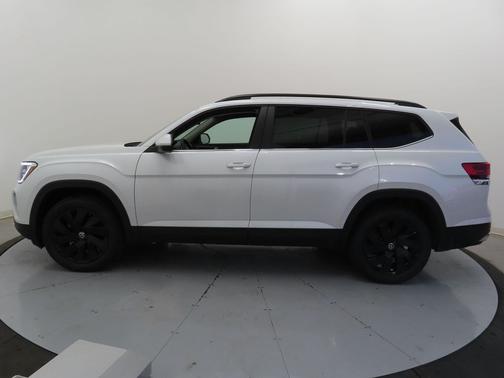 White Pearl 2026 Volkswagen Atlas 2.0T SE w/Technology