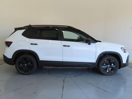 2026 Volkswagen Taos SE Black