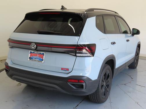 2025 Volkswagen Taos 1.5T SE Black