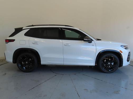 2025 Volkswagen Tiguan 2.0T SE R-Line Black