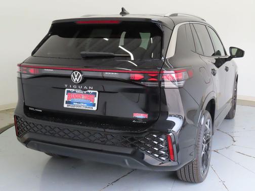 deep black pearl 2026 Volkswagen Tiguan 2.0T SEL R-Line 4MOTION