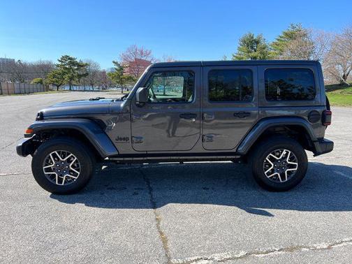 Granite Crystal Metallic Clearcoat 2025 Jeep Wrangler 4-Door Sahara 4x4