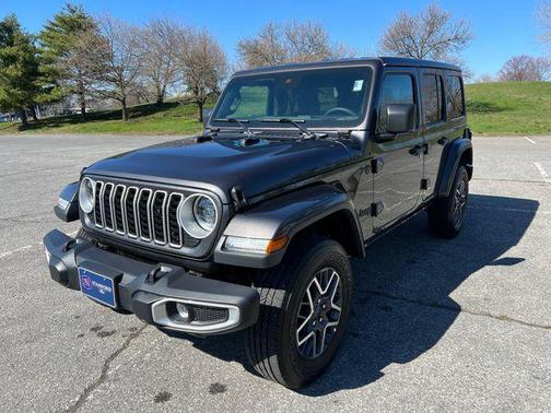 Granite Crystal Metallic Clearcoat 2025 Jeep Wrangler 4-Door Sahara 4x4