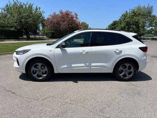 Star White Metallic Tri-Coat 2023 Ford Escape ST-Line