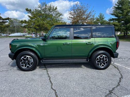 ERUPTION GREEN METALLIC 2025 Ford Bronco Outer Banks