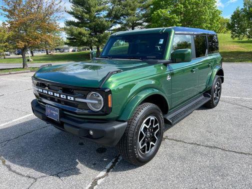 ERUPTION GREEN METALLIC 2025 Ford Bronco Outer Banks