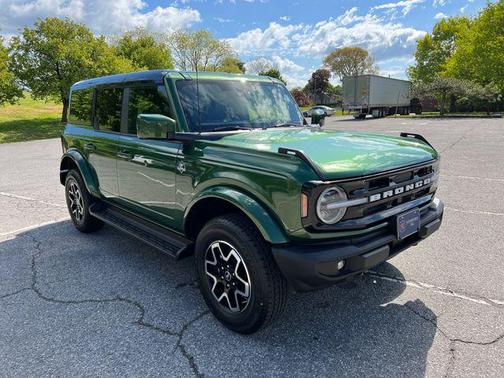 ERUPTION GREEN METALLIC 2025 Ford Bronco Outer Banks