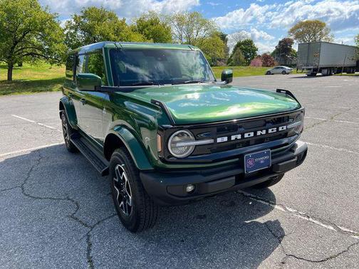 ERUPTION GREEN METALLIC 2025 Ford Bronco Outer Banks