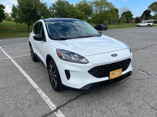 OXFORD WHITE 2022 Ford Escape SE
