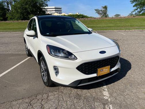 STAR WHITE METALLIC TRI-COAT 2022 Ford Escape SEL