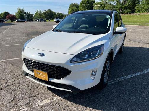 STAR WHITE METALLIC TRI-COAT 2022 Ford Escape SEL