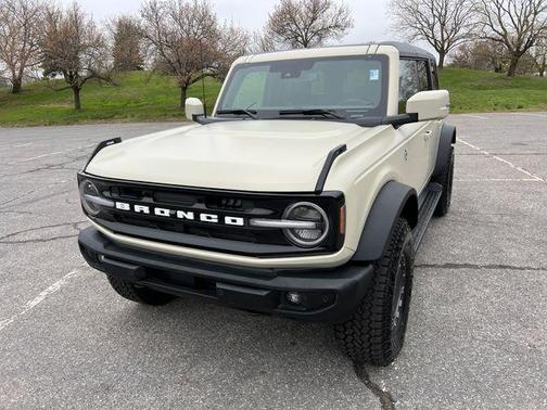 DESERT SAND 2025 Ford Bronco Outer Banks