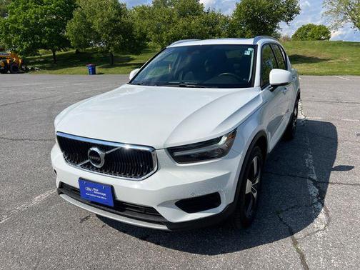 Ice White 2020 Volvo XC40 T5 Momentum