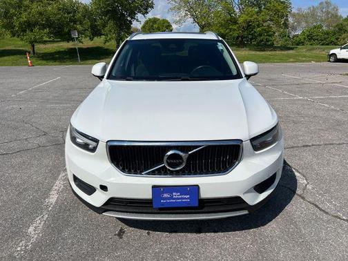 Ice White 2020 Volvo XC40 T5 Momentum