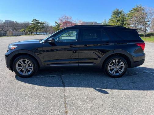 AGATE BLACK METALLIC 2023 Ford Explorer XLT