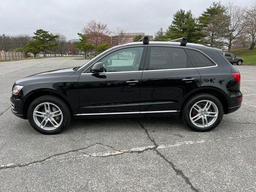Mythos Black Metallic 2017 Audi Q5 2.0T Premium