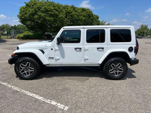 Bright White Clearcoat 2025 Jeep Wrangler 4-Door Sahara 4x4