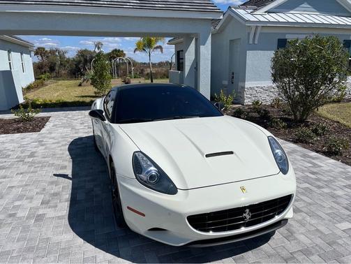 Photo 4 of 10 of 2012 Ferrari California Base