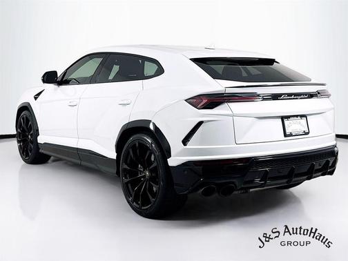 2022 Lamborghini Urus Graphite Capsule
