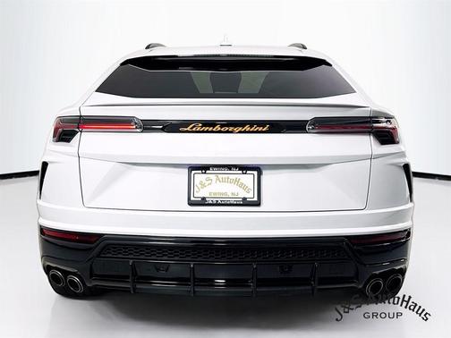 2022 Lamborghini Urus Pearl Capsule