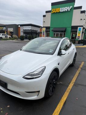 2022 Tesla Model Y Long Range Dual Motor All-Wheel Drive