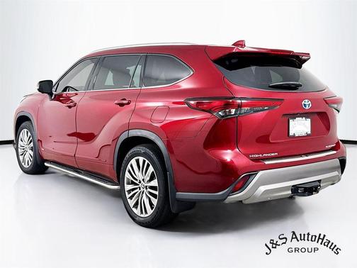 2023 Toyota Highlander Hybrid Platinum
