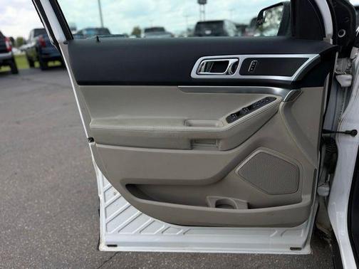 White Platinum Clearcoat Metallic 2015 Ford Explorer XLT
