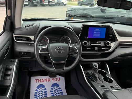 Gray 2024 Toyota Highlander LE