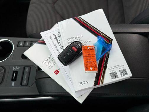 Gray 2024 Toyota Highlander LE