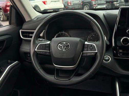 Gray 2024 Toyota Highlander LE