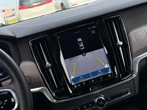 2023 Volvo S90 B6 Plus