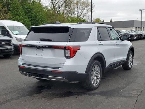 Space White Metallic 2026 Ford Explorer Active